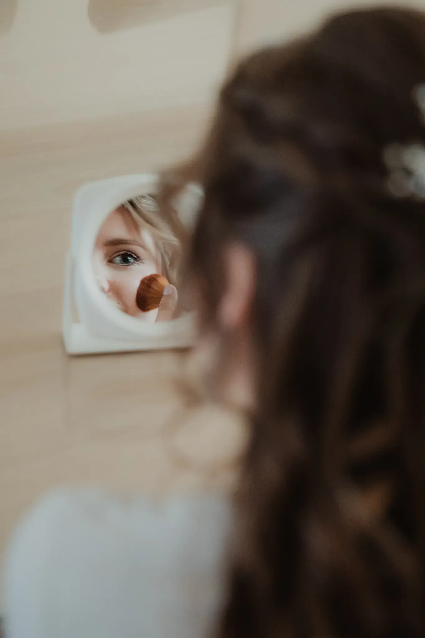 Wedding photography by Bert Van Den Eeckhaut — woman looking into mirror