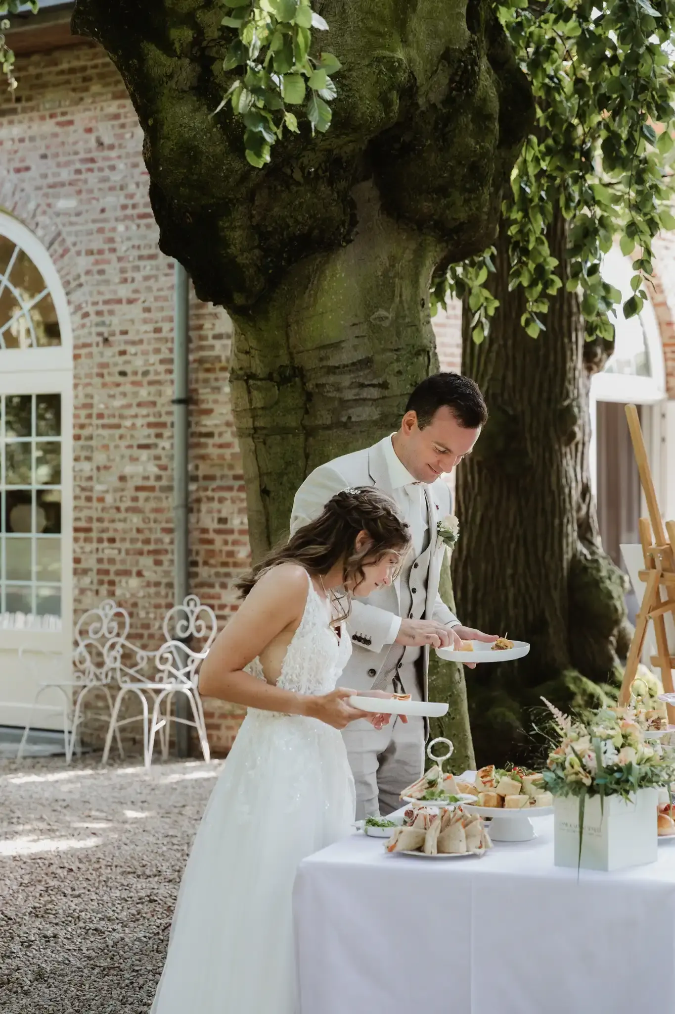 Wedding photography by Bert Van Den Eeckhaut — wedding couple sharing cake