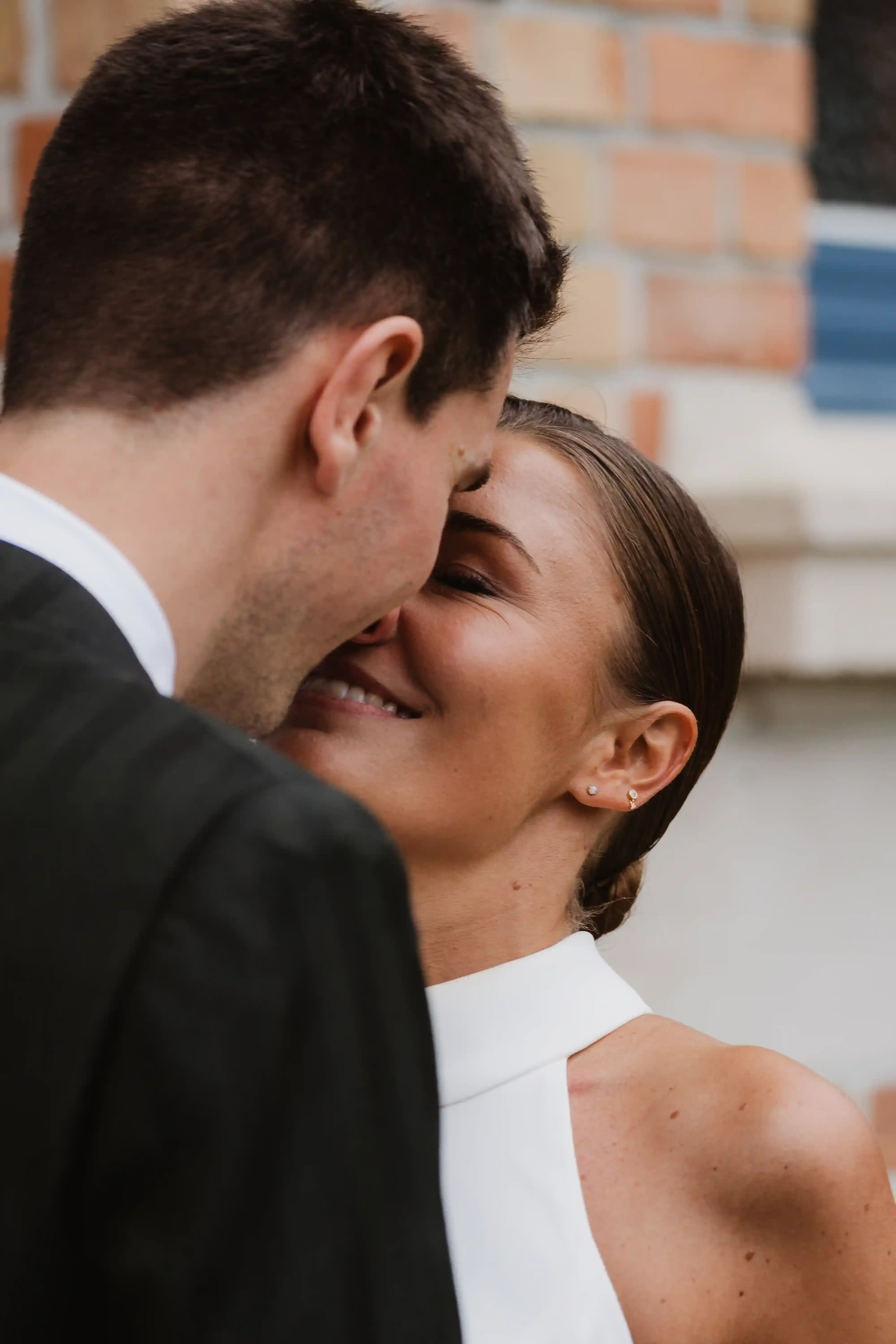 Wedding photography by Bert Van Den Eeckhaut — wedding couple kissing