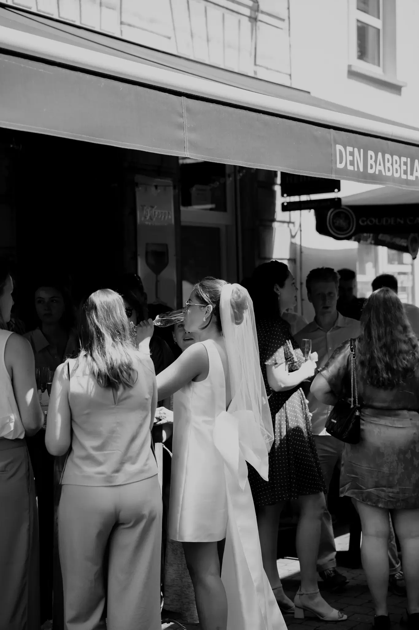 Wedding photography by Bert Van Den Eeckhaut — people at bar